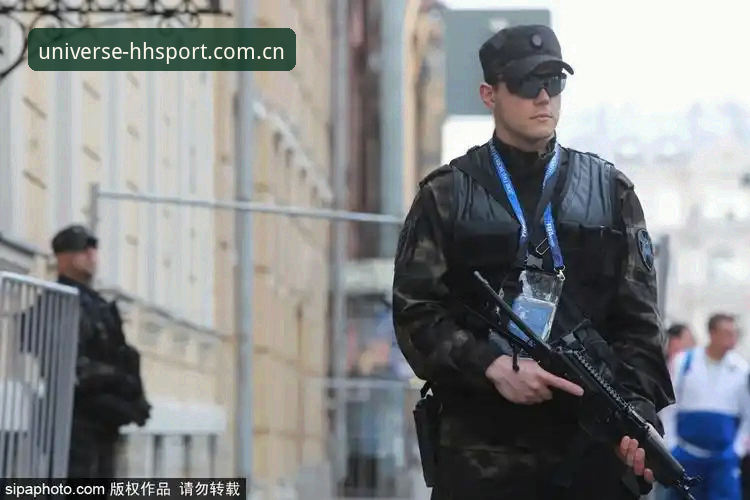 世界杯安保新格局：英警员赴美人数骤减的深度解析